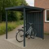 Fietsoverkapping Velorama 59 Lamellen. De Velorama is een luxe, compacte fietsoverkapping van slechts 180 cm hoog en 2 meter lang, perfect ontworpen voor gebruik in particuliere tuinen zonder het zicht over de schutting te belemmeren.